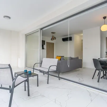 Mirage 2-br In ラルナカ